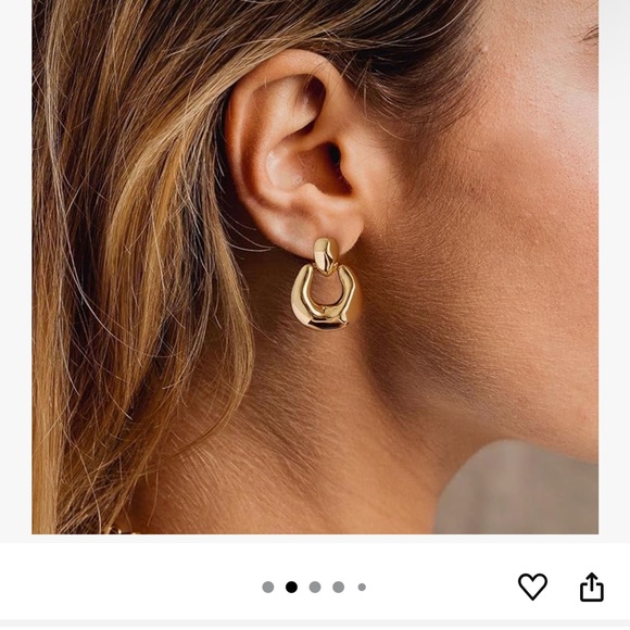 Jewelry - Gold Minimalist U-Shaped Earrings